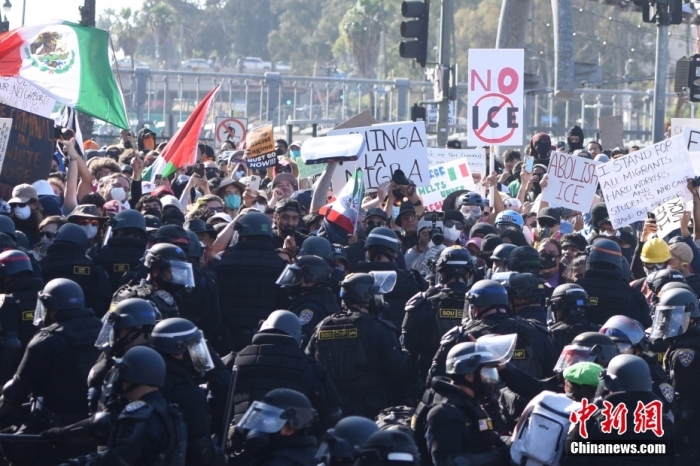 资料图：当地时间6月8日，美国加利福尼亚州洛杉矶市中心爆发反搜捕非法移民行动抗议示威，抗议者与警方发生冲突。连日来，美国移民与海关执法局等联邦机构在洛杉矶郡多地搜捕非法移民，与抗议者爆发严重冲突。中新社记者 张朔 摄