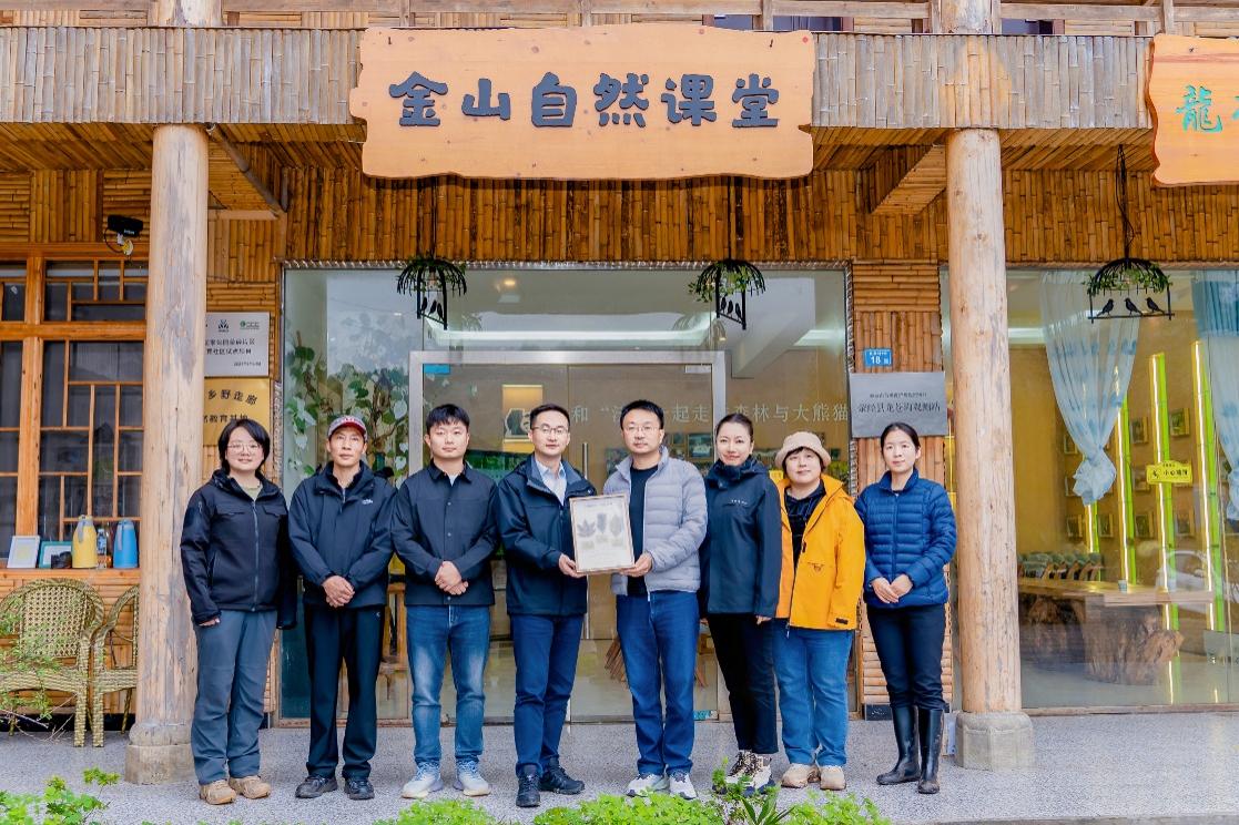 A group of people standing in front of a building

AI-generated content may be incorrect.