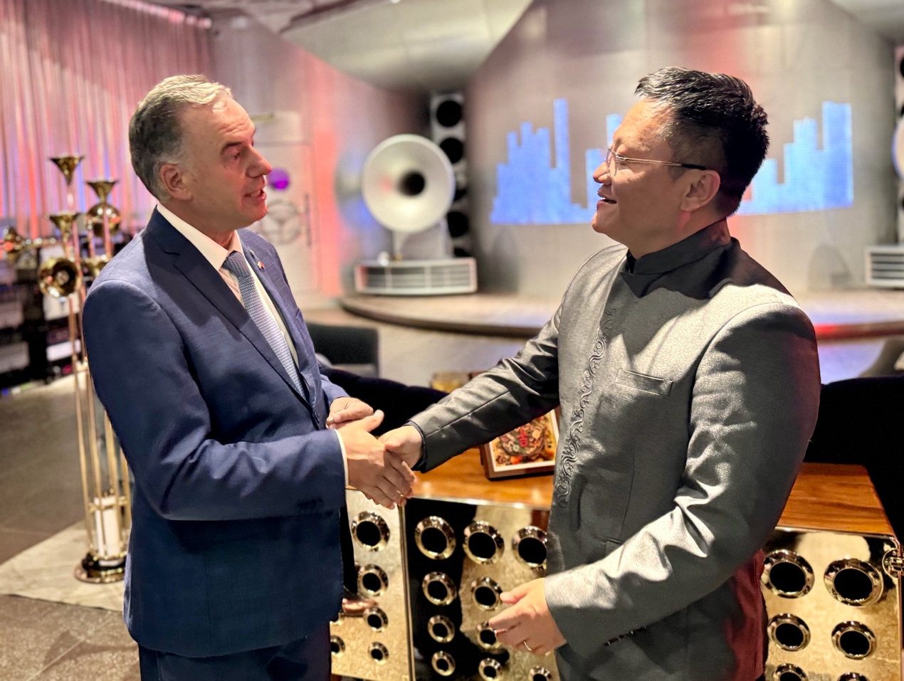 人们在看台上的人和穿西装

AI 生成的内容可能不正确。