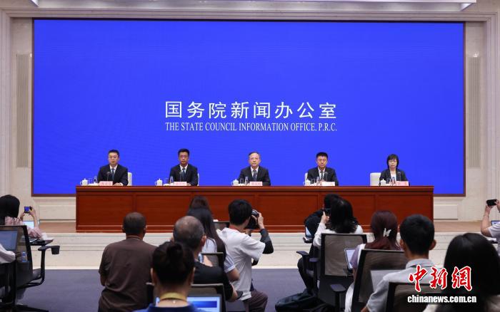 7月29日,中国国务院新闻办公室在北京举行“开局起步‘十五五’”系列主题新闻发布会,国家知识产权局新闻发言人、副局长芮文彪,国家知识产权局条法司司长刘毅,国家知识产权局战略规划司司长梁心新,新闻发言人、国家知识产权局知识产权保护司司长郭雯介绍“十五五”时期知识产权保护和运用有关情况,并答记者问。中新社记者 杨可佳 摄 7月29日,中国国务院新闻办公室在北京举行“开局起步‘十五五’”系列主题新闻发布会,国家知识产权局新闻发言人、副局长芮文彪,国家知识产权局条法司司长刘毅,国家知识产权局战略规划司司长梁心新,新闻发言人、国家知识产权局知识产权保护司司长郭雯介绍“十五五”时期知识产权保护和运用有关情况,并答记者问。中新社记者 杨可佳 摄