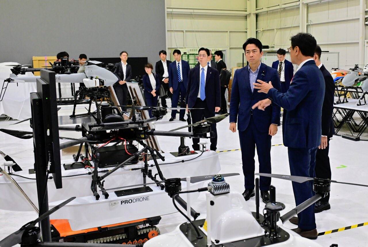 日本防衛大臣小泉進次郎參訪無人機製造工廠，強調自主生產無人機的重要。圖／日本防衛省