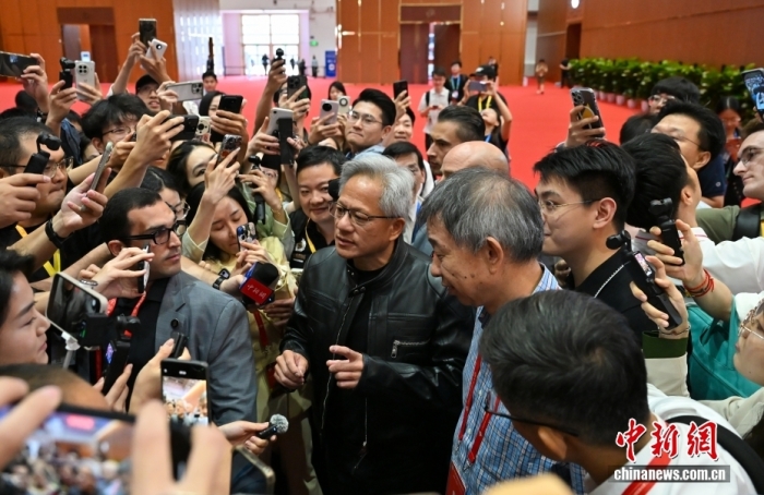 资料图:黄仁勋(中)接受媒体记者采访。中新社记者 赵文宇 摄 资料图:黄仁勋(中)接受媒体记者采访。中新社记者 赵文宇 摄