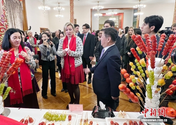 资料图:当地时间1月23日,中国驻俄罗斯大使馆举行俄罗斯主流媒体招待会。图为俄罗斯外交部发言人扎哈罗娃品尝中国传统小吃冰糖葫芦。中新社记者 田冰 摄 资料图:当地时间1月23日,中国驻俄罗斯大使馆举行俄罗斯主流媒体招待会。图为俄罗斯外交部发言人扎哈罗娃品尝中国传统小吃冰糖葫芦。中新社记者 田冰 摄