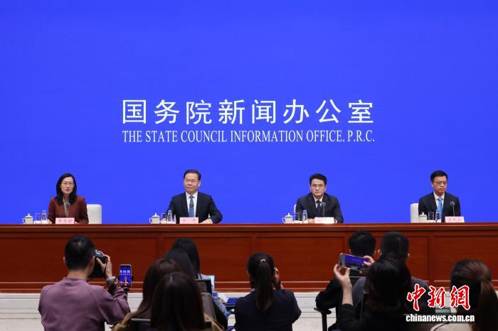 10月10日，中国国务院新闻办公室在北京举行“开局起步‘十五五’”系列主题新闻发布会，人力资源社会保障部新闻发言人、副部长李忠，人力资源社会保障部就业促进司司长宋鑫，人力资源社会保障部职业能力建设司司长吴礼舵介绍“十五五”时期推进就业和社会保障高质量发展有关情况，并答记者问。中新社记者 杨可佳 摄