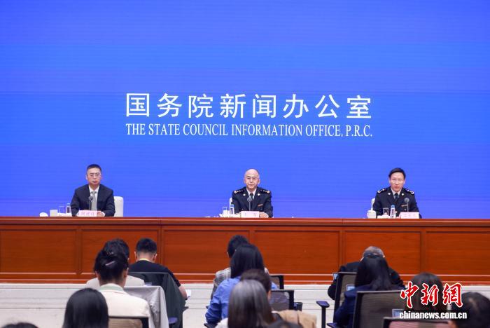 10月14日，中国国务院新闻办公室在北京举行新闻发布会，海关总署新闻发言人、副署长王军，海关总署新闻发言人、统计分析司司长吕大良介绍2026年前三季度进出口情况，并答记者问。中新社记者 贾天勇 摄