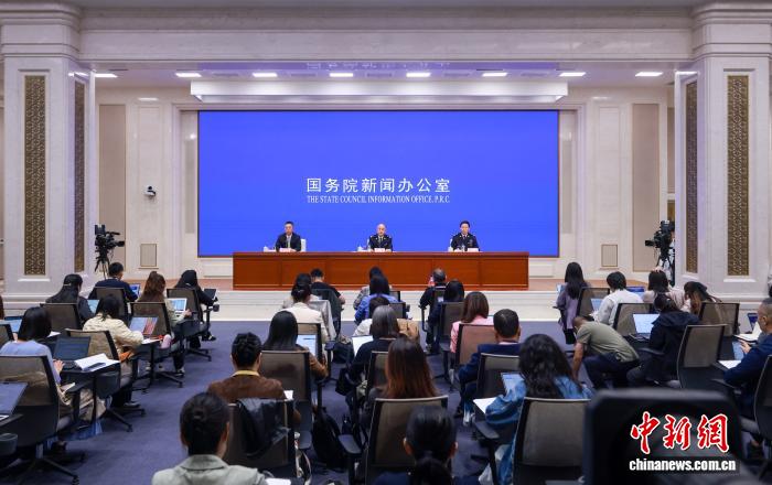 10月14日,中国国务院新闻办公室在北京举行新闻发布会,海关总署新闻发言人、副署长王军,海关总署新闻发言人、统计分析司司长吕大良介绍2026年前三季度进出口情况,并答记者问。中新社记者 贾天勇 摄 10月14日,中国国务院新闻办公室在北京举行新闻发布会,海关总署新闻发言人、副署长王军,海关总署新闻发言人、统计分析司司长吕大良介绍2026年前三季度进出口情况,并答记者问。中新社记者 贾天勇 摄