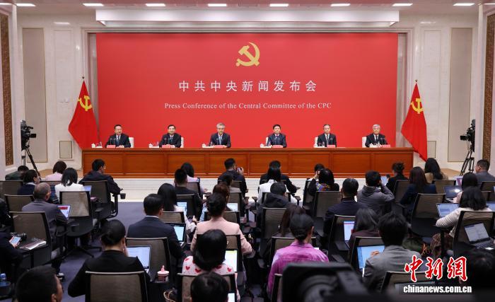 10月30日，中共中央在北京举行新闻发布会，介绍和解读党的二十届五中全会精神。出席新闻发布会的有：中央纪委副书记、国家监委副主任张福海；中央组织部分管日常工作的副部长黄建发；中央宣传部分管日常工作的副部长胡和平；中央政策研究室主任唐方裕；中央党校(国家行政学院)分管日常工作的副校长(副院长)谢春涛。中新社记者 杨可佳 摄